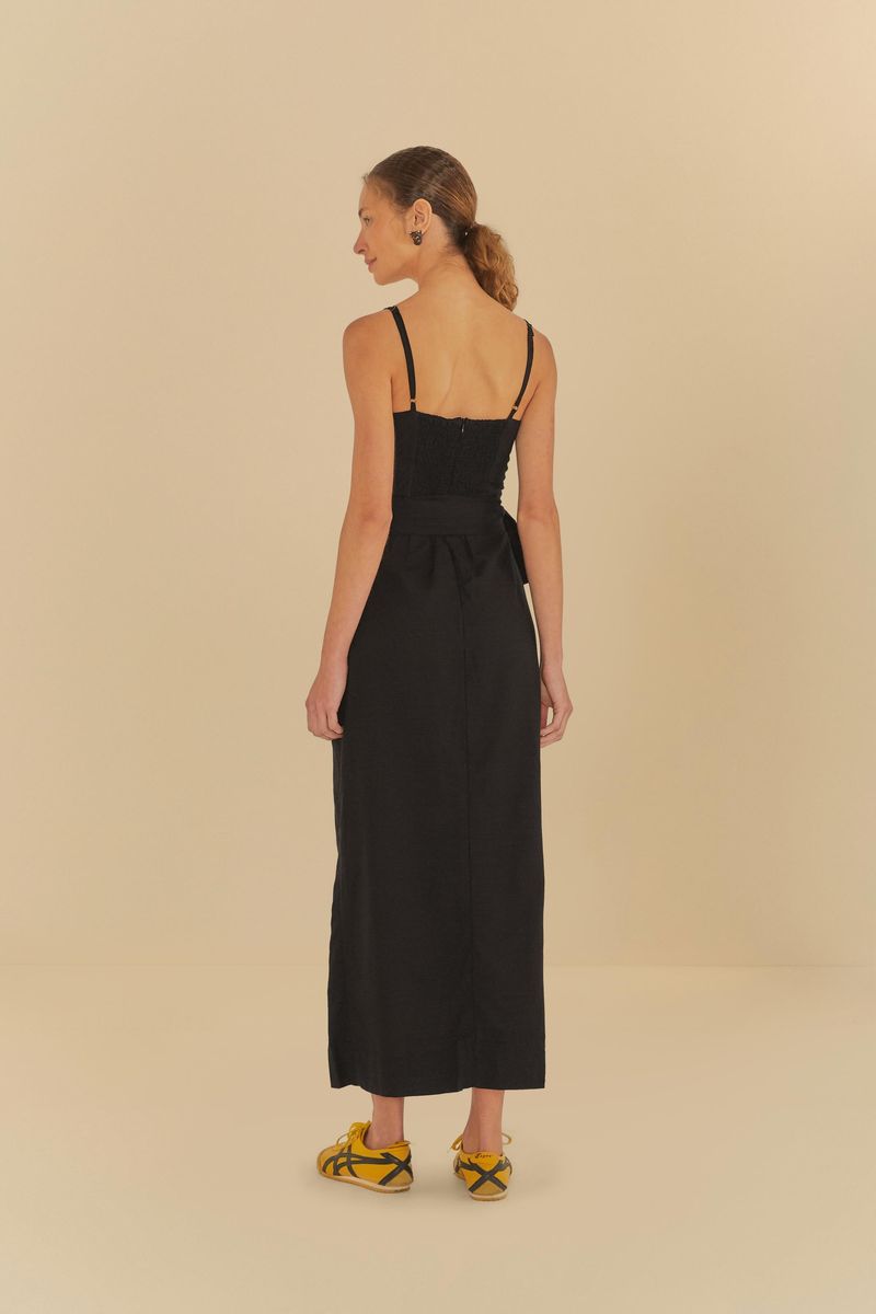 Vista-trasera-del-vestido-corselet-negro-con-tirantes-finos.