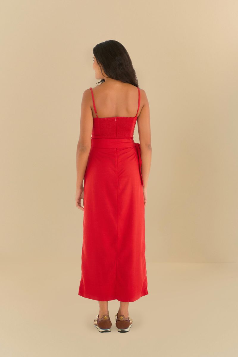 Vestido rojo con tiras finas y detalle cruzado, visto de espaldas.