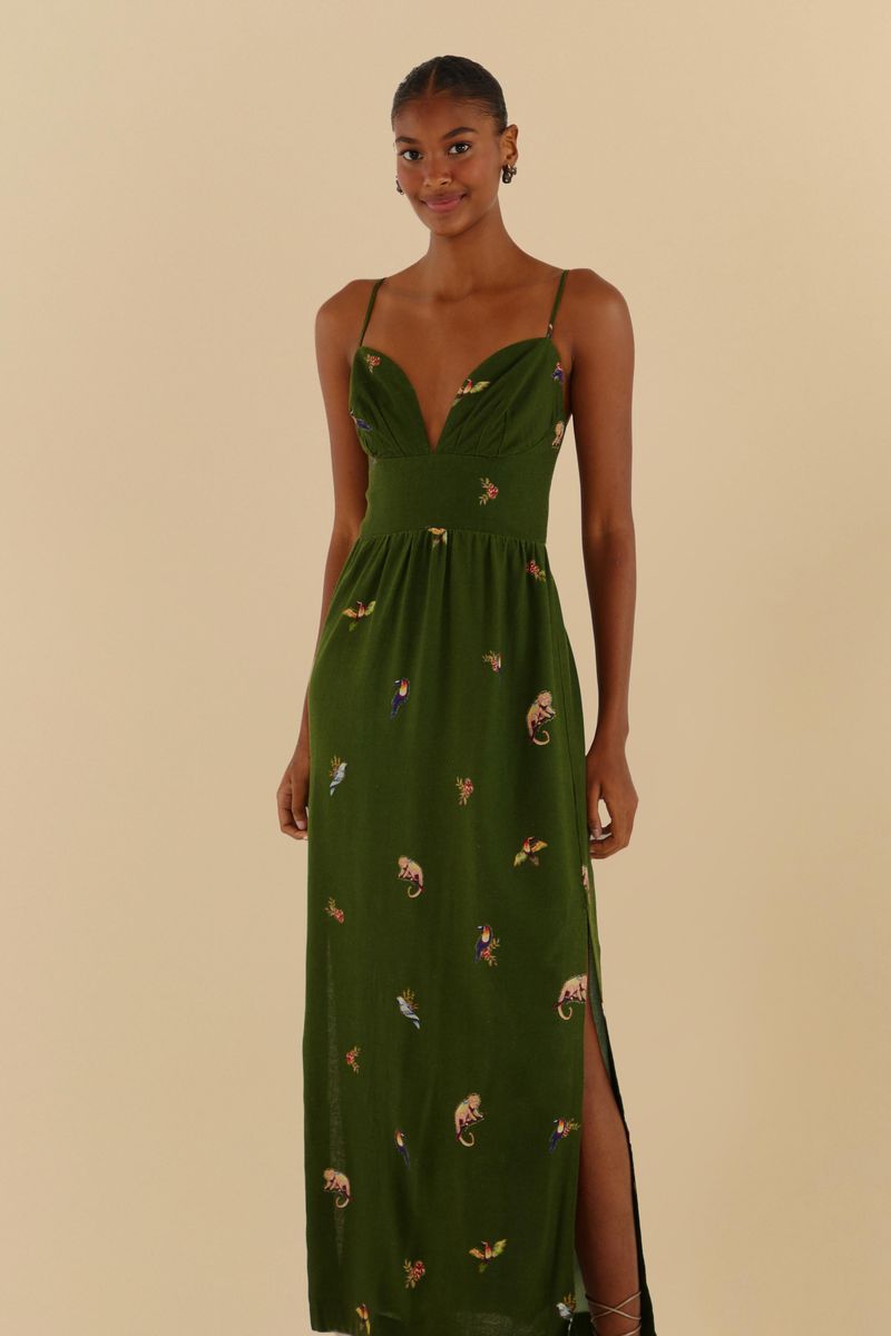 Vestido largo verde con diseño de pájaros y tirantes finos, visto desde el frente.