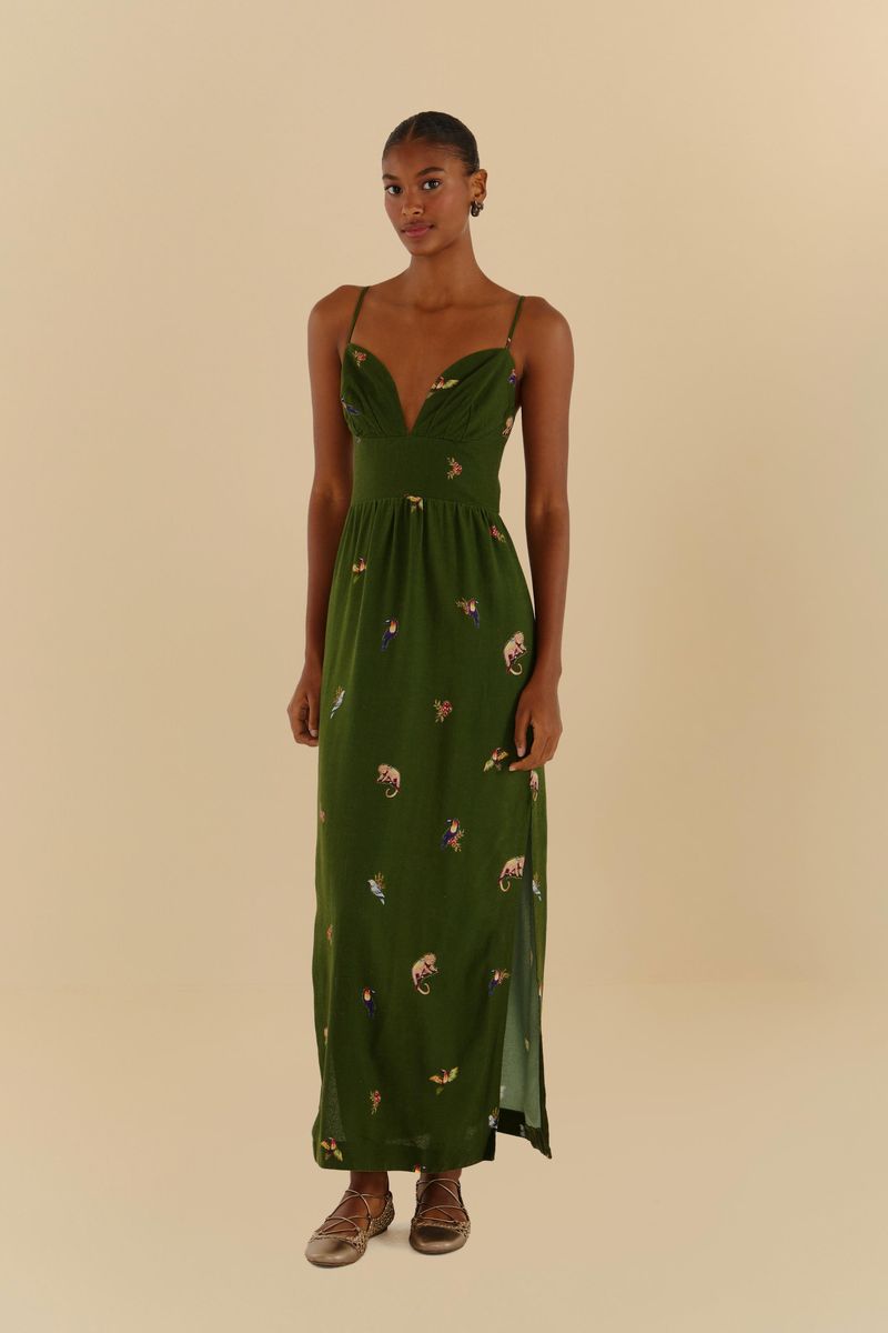 Vestido largo verde con diseño de pájaros y tirantes finos, visto desde el lado.