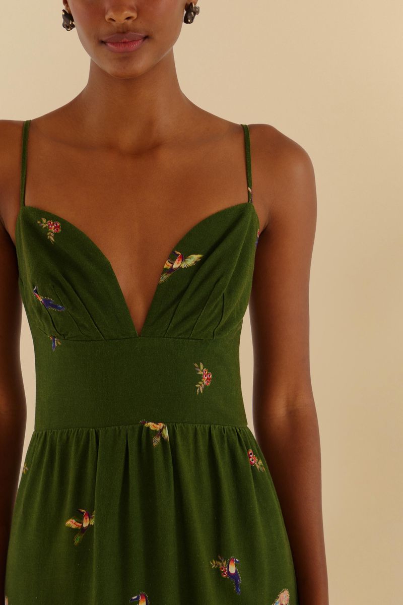 Vestido largo verde con diseño de pájaros y tirantes finos, visto desde la espalda.