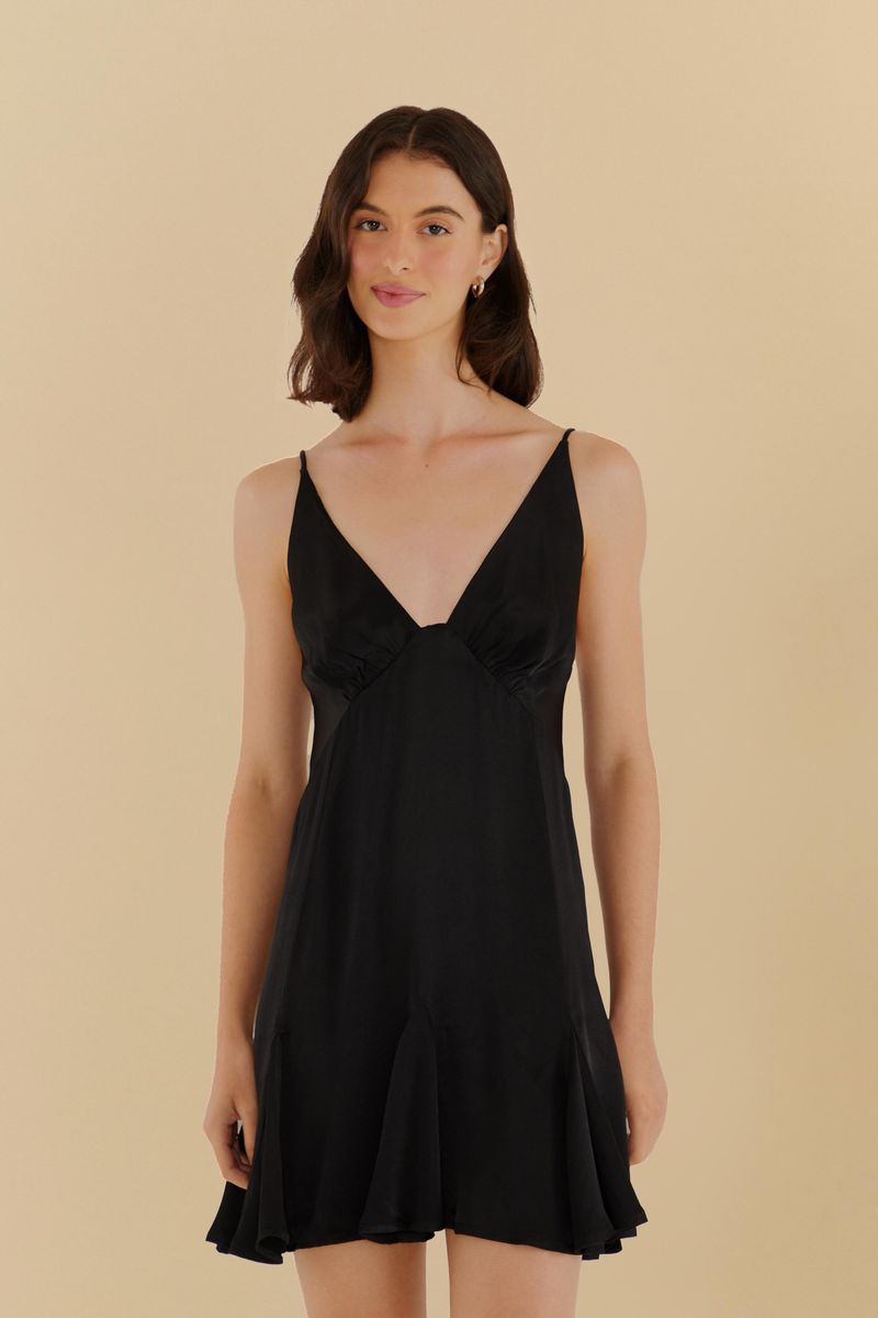 Vestido negro con tiras delgadas y escote en V, visto de frente.