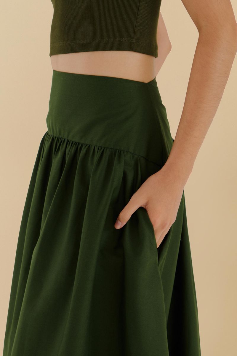 Detalle-de-la-pretina-de-la-falda-verde-oscura-con-bolso-visible.