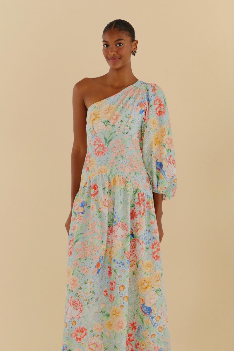 Vista frontal del vestido destacando el diseño de un solo hombro y el estampado floral vibrante.