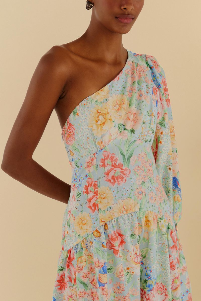 Detalle del vestido mostrando el estampado floral y los acabados de la falda.