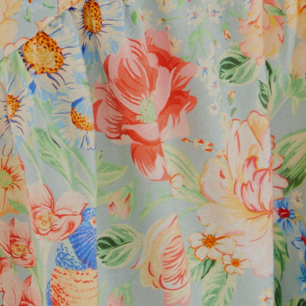 Primer plano del estampado floral del vestido mostrando detalles de las flores y colores vibrantes.