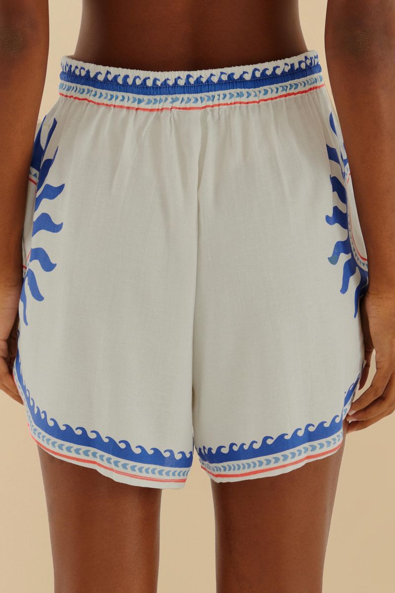 Vista trasera del short con estampado abstracto, mostrando el diseño sin dobladillo.