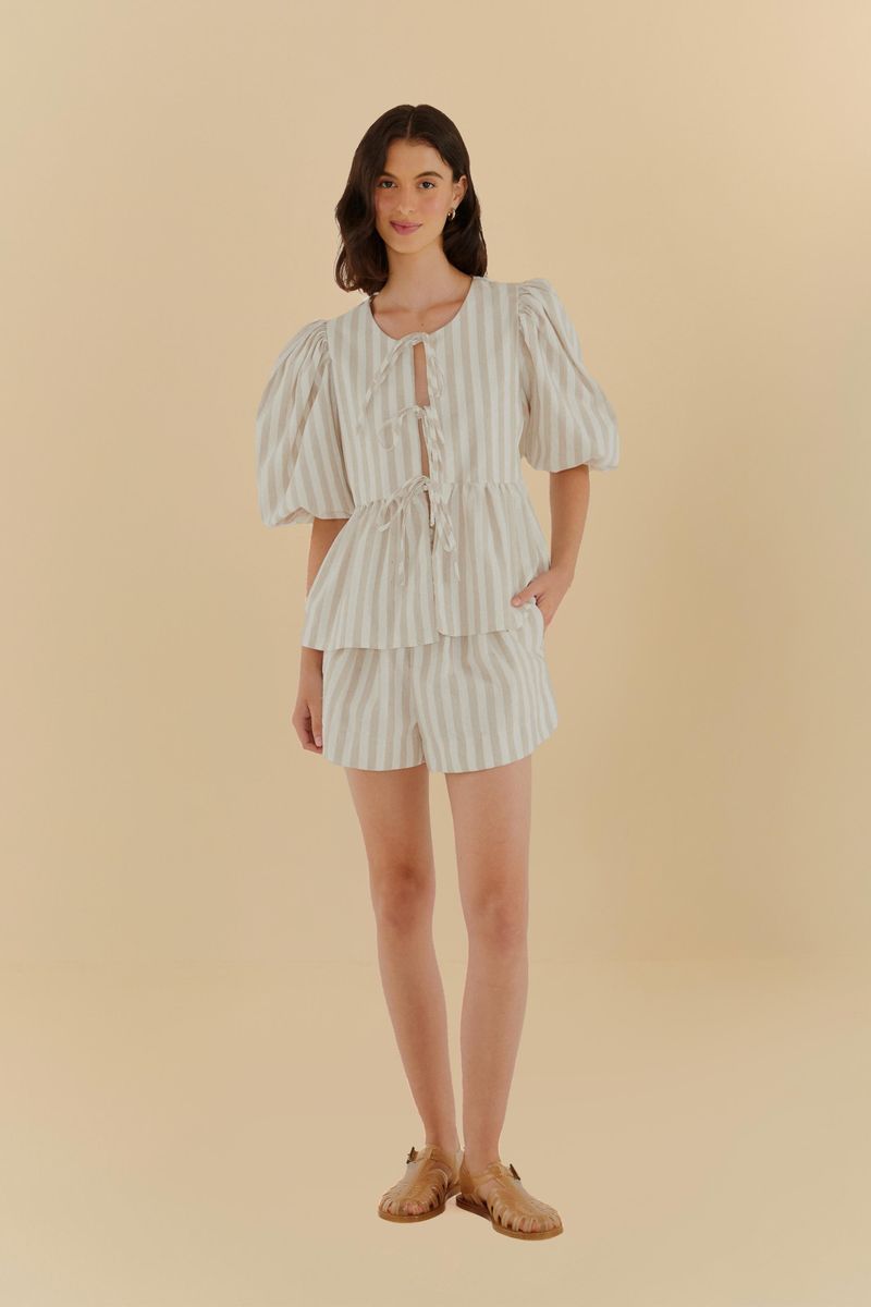 Imagen de un conjunto con short y blusa rayados, mostrando el look completo.