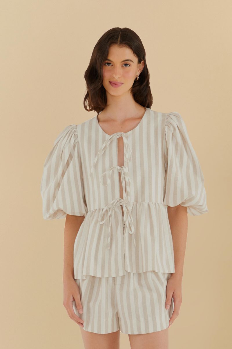 Vista frontal del conjunto con blusa y short rayados.