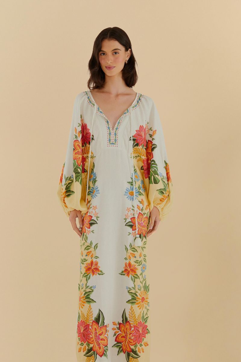 Vestido largo floral con detalles de bordado en el escote, visto de frente.