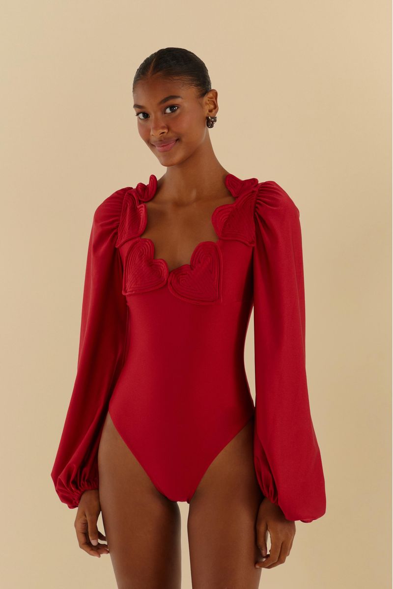 Traje-de-baño-rojo-con-detalles-en-forma-de-corazon-y-mangas-largas-visto-desde-el-frente.