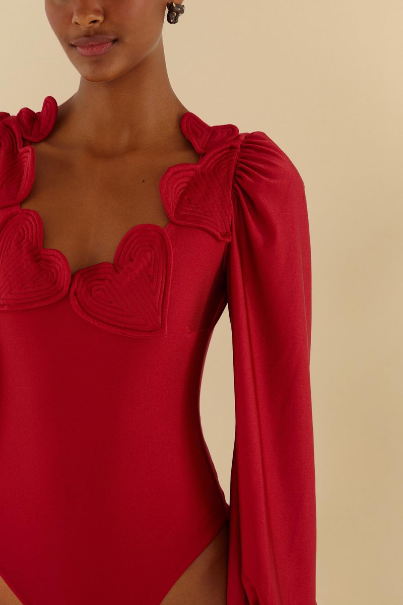 Detalle-del-traje-de-baño-rojo-con-forma-de-corazon-en-el-corse.
