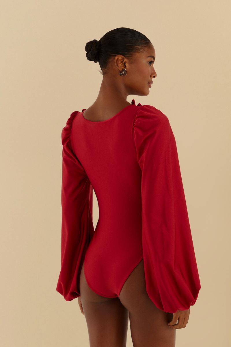 Traje-de-baño-rojo-con-mangas-largas-visto-por-detras.