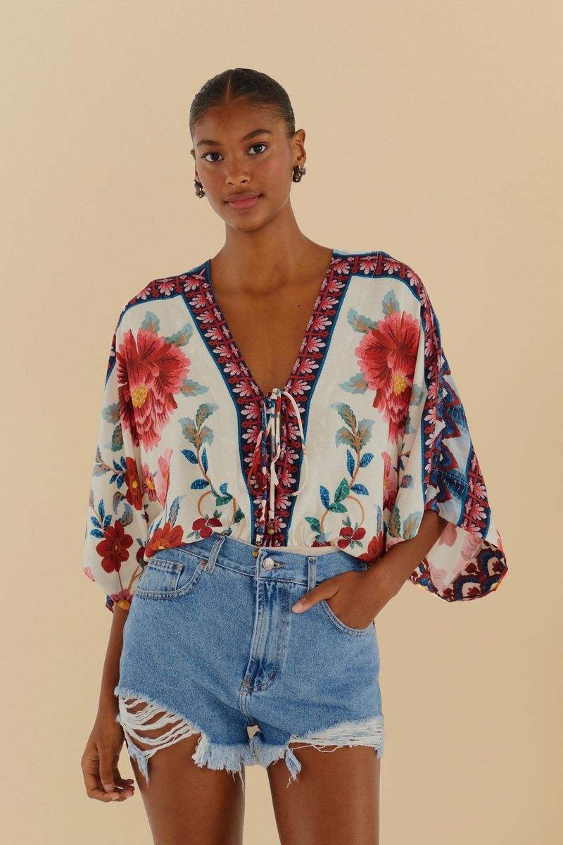 Modelo-usando-body-floral-en-mosaico-con-shorts-de-jean.