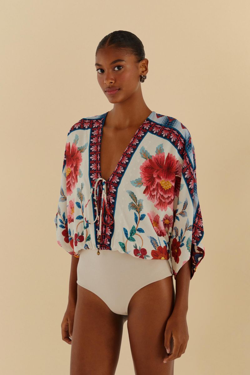 Modelo-usando-body-floral-en-mosaico-sin-shorts-mostrando-el-diseño-completo.