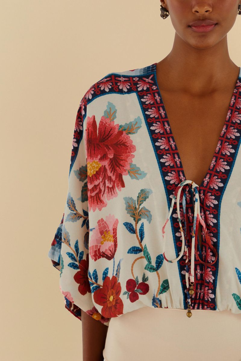 Primer-plano-del-escote-en-V-del-body-floral-en-mosaico.