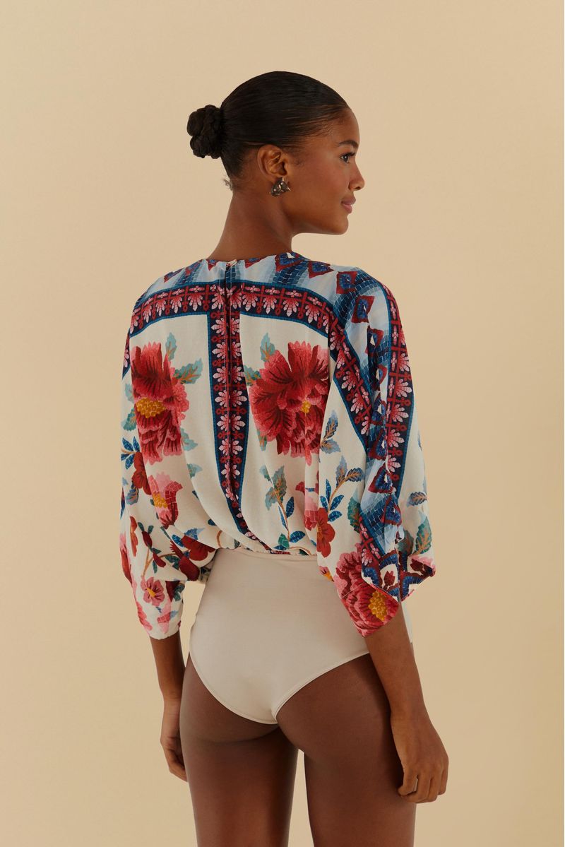 Vista-lateral-del-body-floral-en-mosaico-mostrando-el-ajuste-y-las-mangas.
