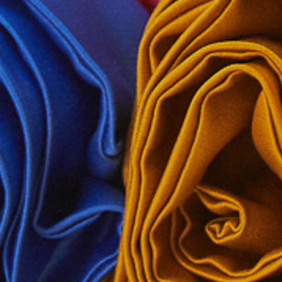 Vista trasera del top con lazo de ajuste ancho y tirantes finos regulables, detalle del acabado en la espalda