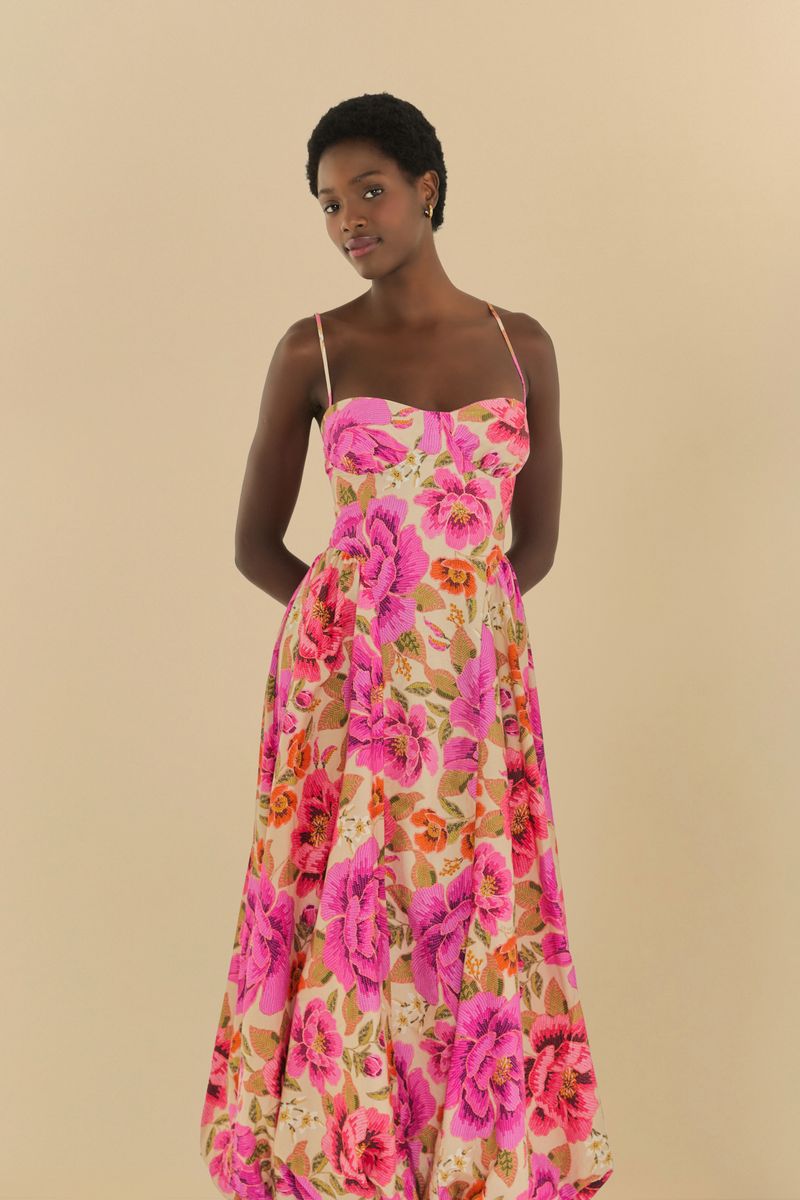 Vestido largo estampado con tiras delgadas, mostrado de lado.