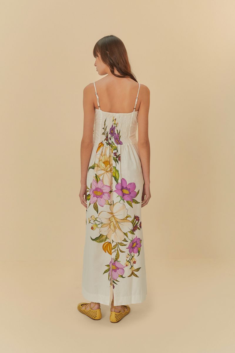 Detalle del estampado floral del vestido, con flores en tonos púrpura y amarillo sobre fondo beige.