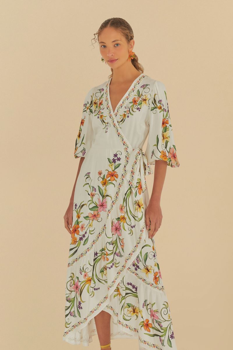 Detalle del vestido mostrando el diseño floral vibrante y el acabado cruzado.