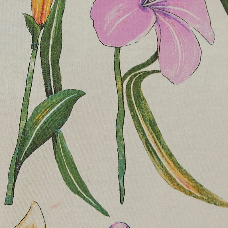 Close-up del estampado floral en la camiseta blanca.