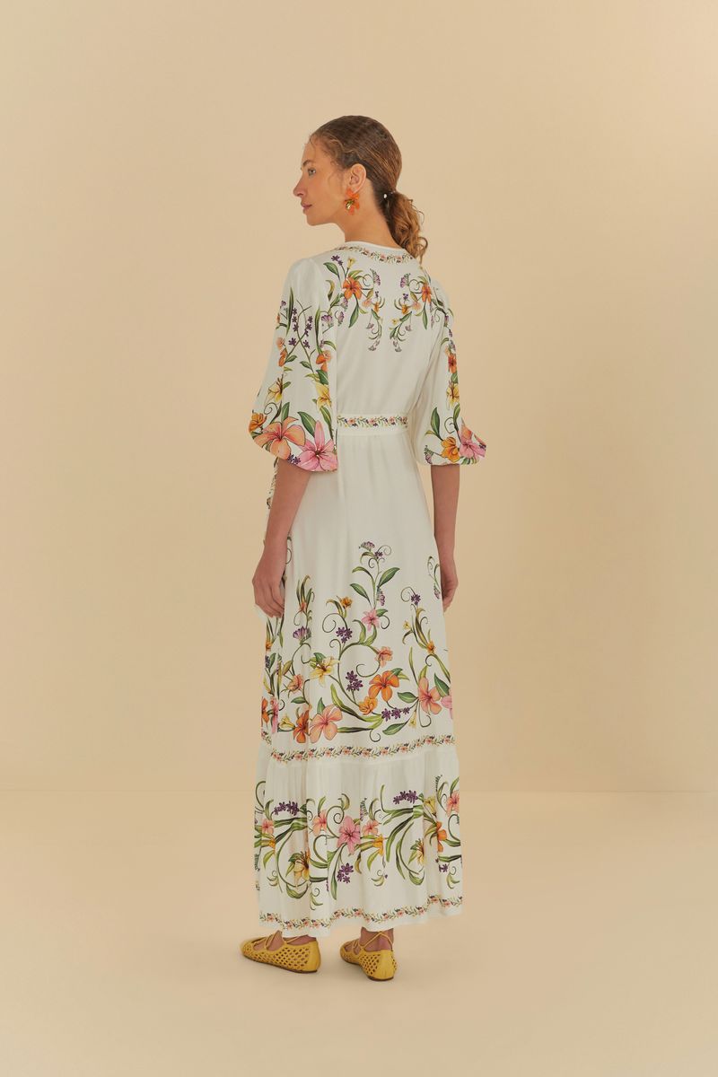Vista trasera del vestido mostrando el diseño floral continuo y el largo del vestido.