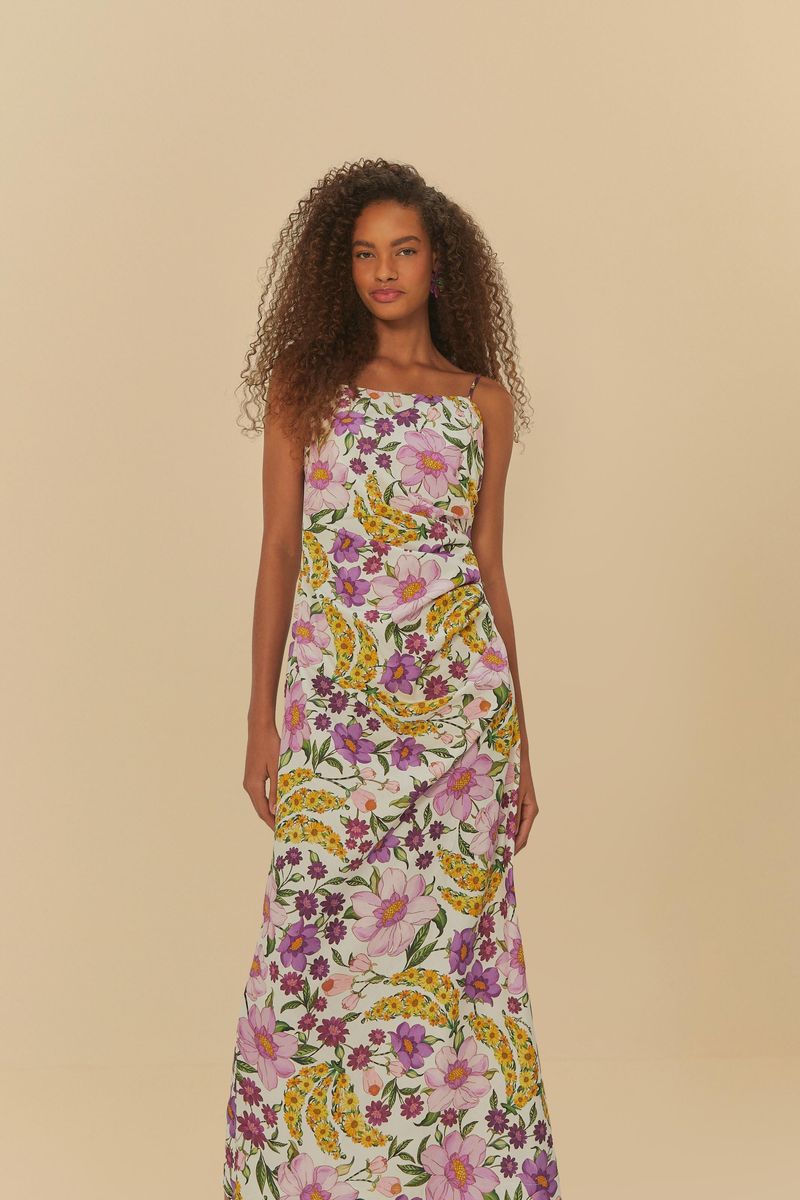 Vestido con tiras estampado con motivos florales y de bananas, visto de espaldas.