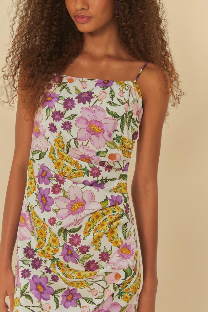 Detalle del vestido con tiras mostrando el estampado floral y de bananas.