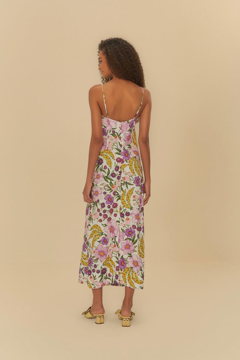 Vista lateral del vestido con tiras estampado con motivos florales y de bananas.