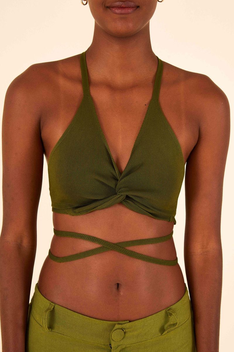 Detalle de la tela de tricot verde del top de bikini.