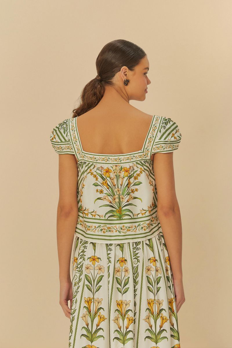 Vista trasera de la Blusa Antonia, destacando el diseño y el patrón floral.