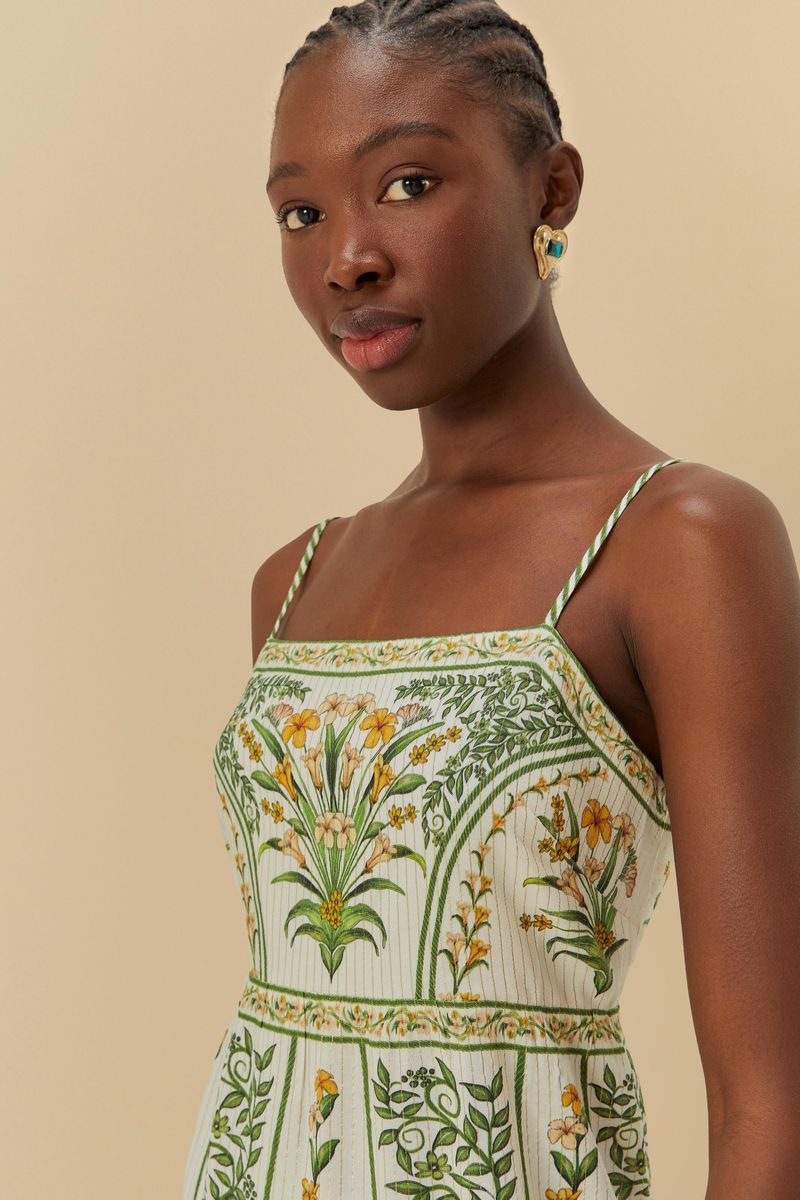Detalle del corpiño del vestido mostrando el estampado floral y el acabado de los tirantes.