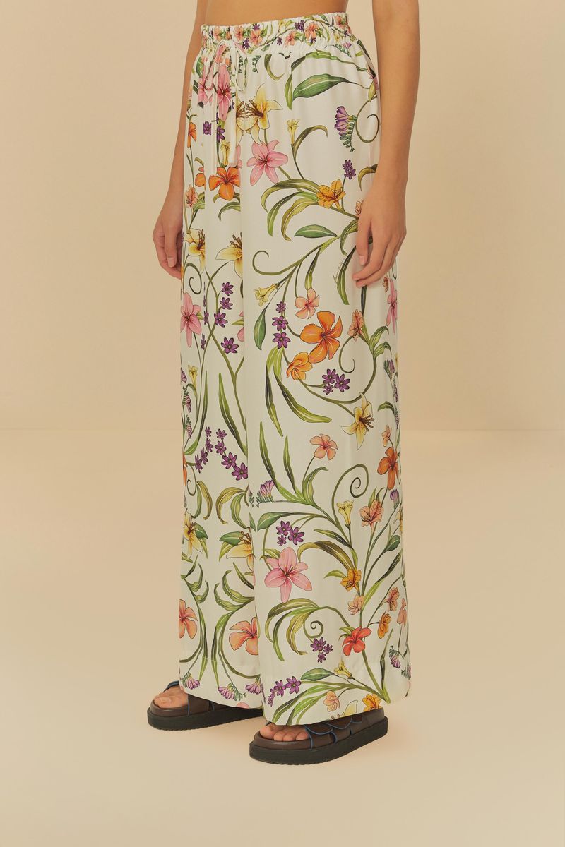 Imagen de un pantalón largo con estampado floral tropical, visto de espaldas.