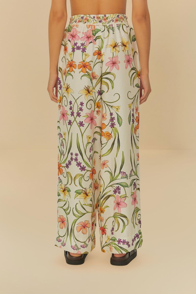Imagen de un pantalón largo con estampado floral tropical, detalle de la cintura con elástico.
