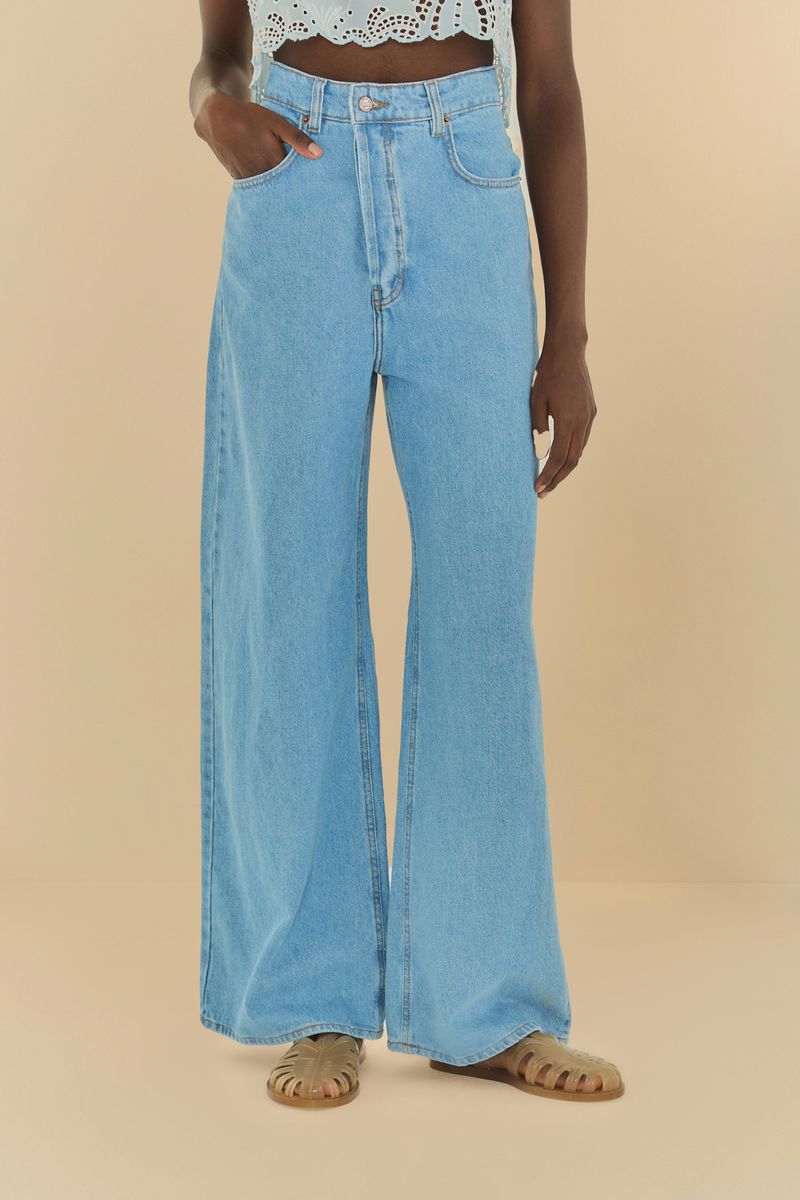 Jeans rectos azul claro con cintura alta reversible, vista lateral.