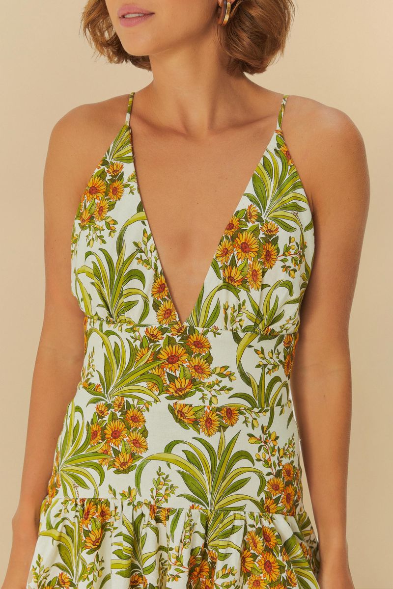 Detalle del estampado tropical con flores y follaje.
