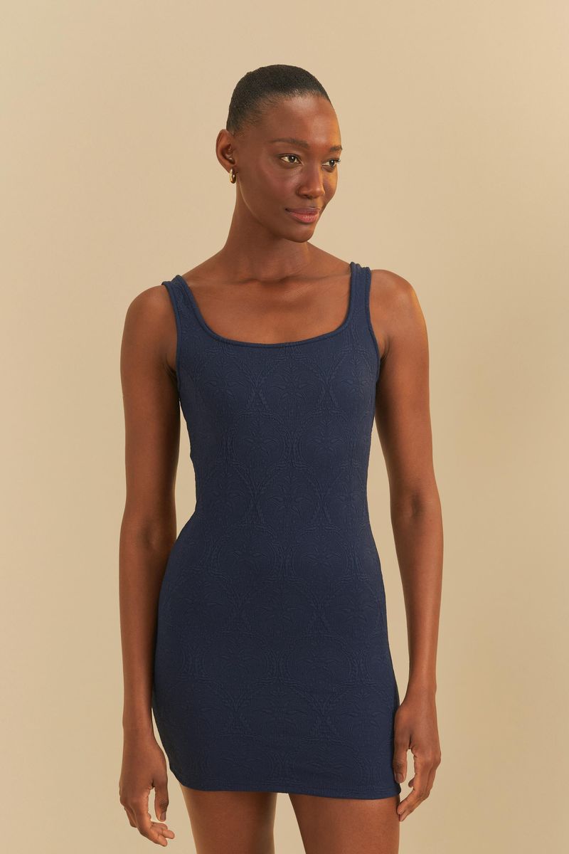 Vista trasera del vestido corto azul con textura de cocoteros.