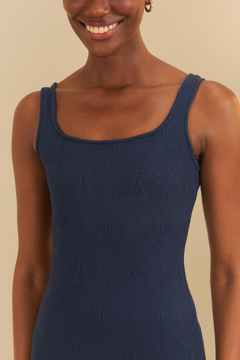Detalles del escote delantero del vestido corto azul con textura de cocoteros.