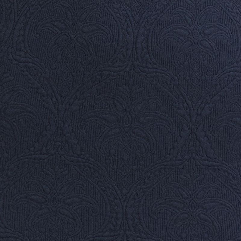 Primer plano de la textura de cocoteros en el tejido azul del vestido.
