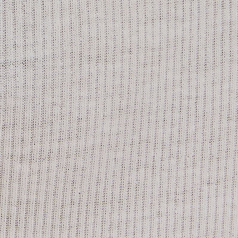 Detalle de la textura del tejido de la camiseta sin mangas blanca.