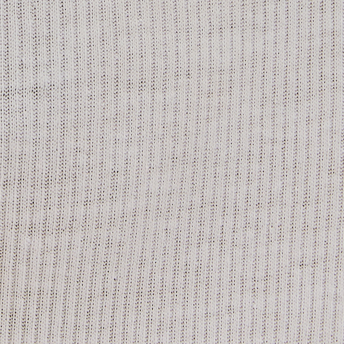 Detalle de la textura del tejido de la camiseta sin mangas blanca.