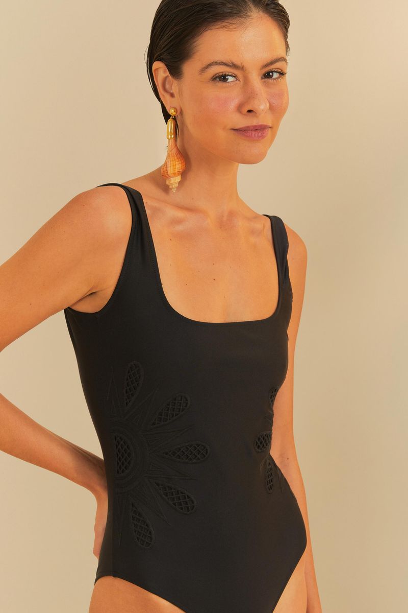 Imagen de un traje de baño negro artesanal Richilieu con cortes geométricos vazados, detalle lateral.