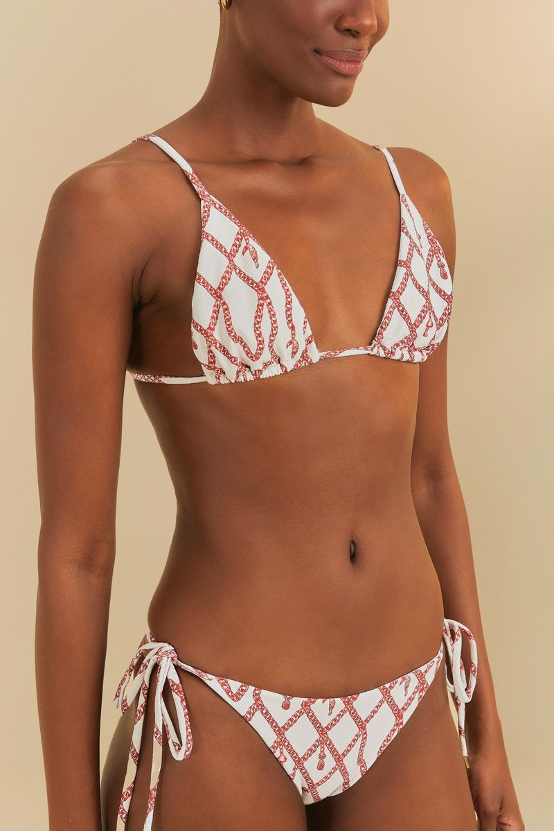 Detalle del top del bikini lacito Relicario con estampado geométrico y tiras finas.