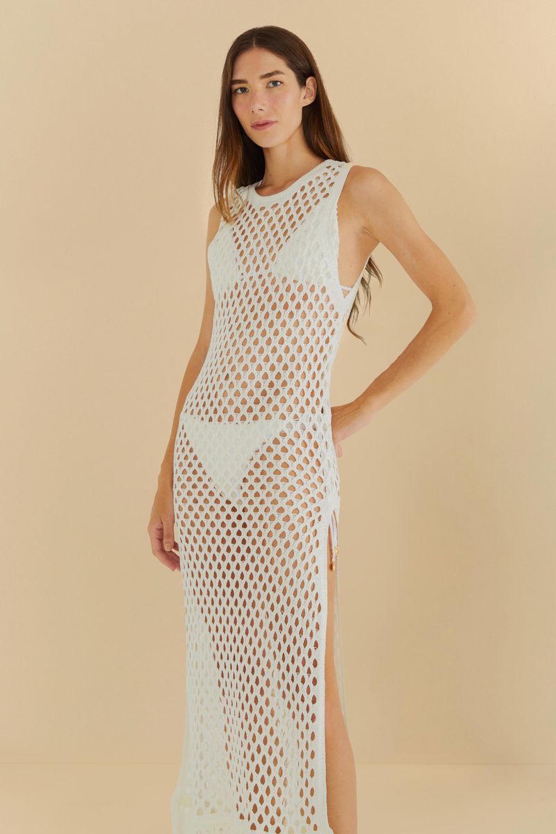 Imagen de una túnica crochet blanca con diseño detallado, vista desde el frente.
