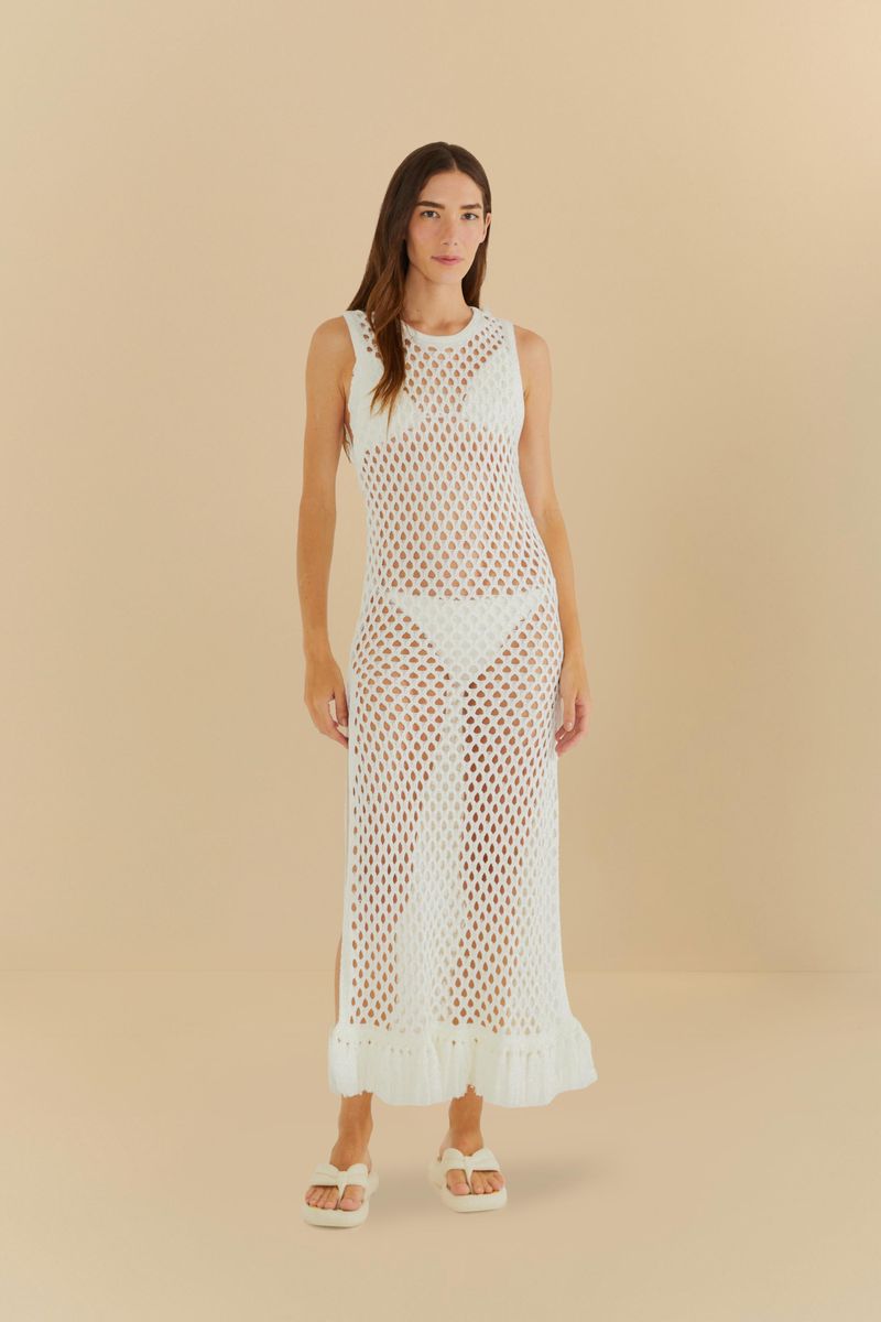 Imagen de una túnica crochet blanca con diseño detallado, vista desde atrás.