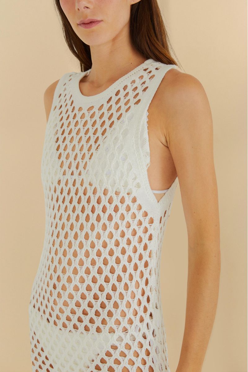 Acercamiento al detalle del crochet de la túnica blanca.