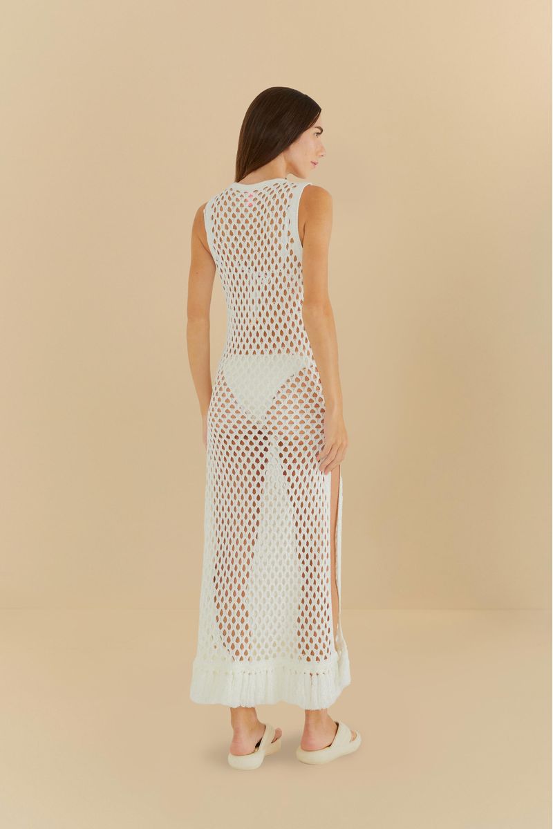 Imagen lateral de una túnica crochet blanca mostrando el diseño detallado.