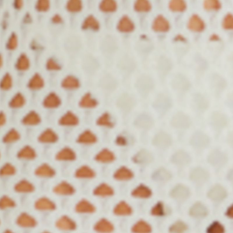 Detalle del crochet de la túnica blanca en acercamiento.