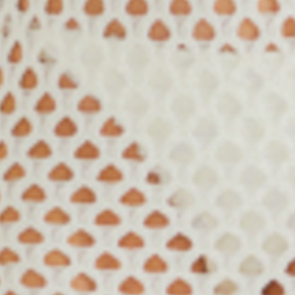 Detalle del crochet de la túnica blanca en acercamiento.